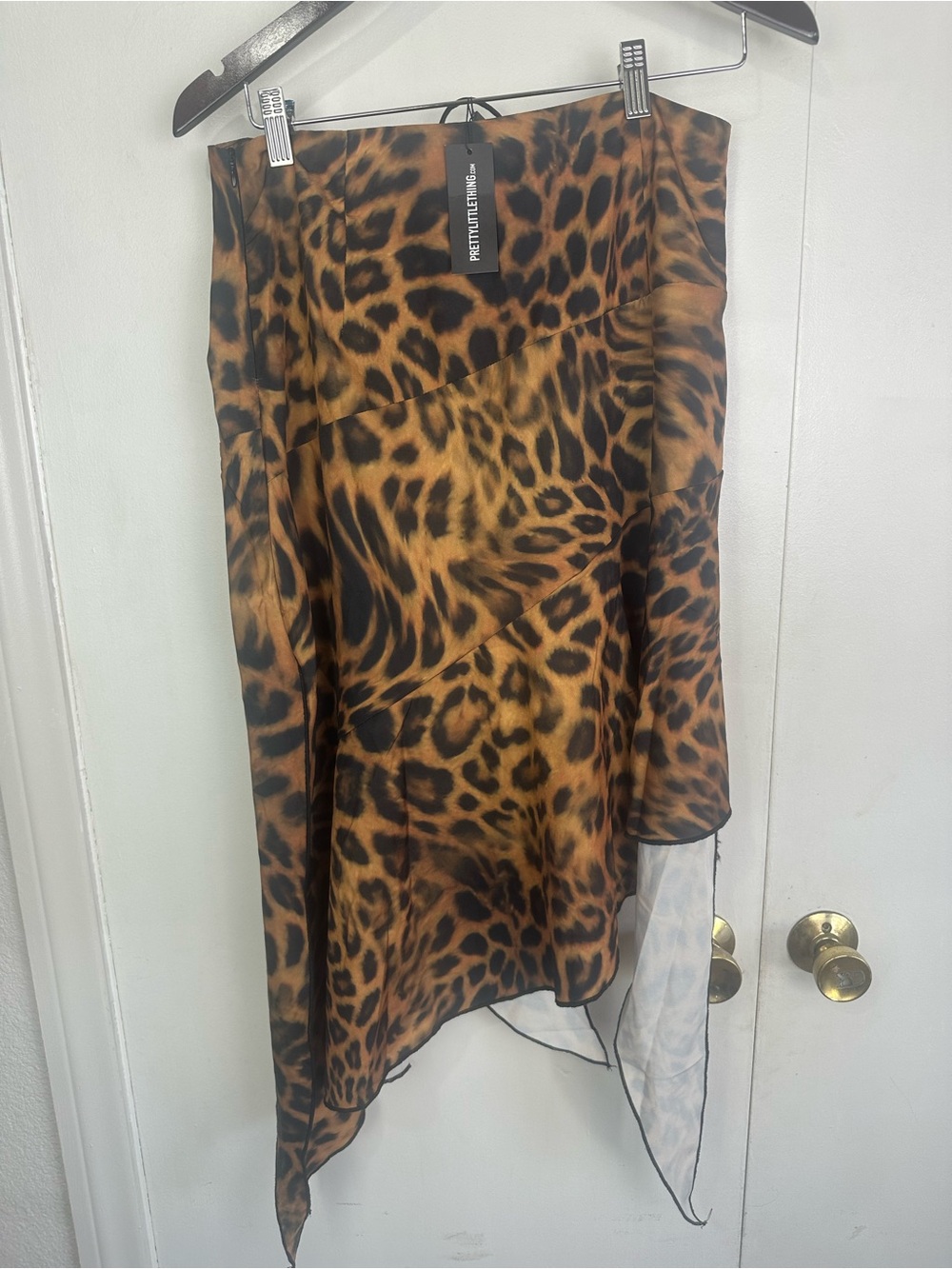 PrettyLittleThing Brown Leopard Asymmetrical Tie-Front Skirt - Picture 3 of 4
